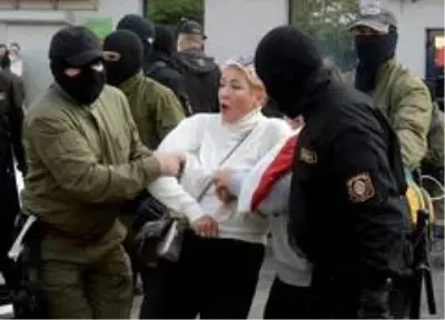 - Belarus'ta kadınlar Devlet Başkanı Lukaşenko'yu protesto etti- Protestoların simgelerinden 73... - Belarus'ta kadınlar Devlet Başkanı Lukaşenko'yu protesto etti- Protestoların simgelerinden 73...