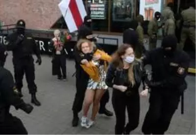 - Belarus'ta kadınlar Devlet Başkanı Lukaşenko'yu protesto etti- Protestoların simgelerinden 73... - Belarus'ta kadınlar Devlet Başkanı Lukaşenko'yu protesto etti- Protestoların simgelerinden 73...