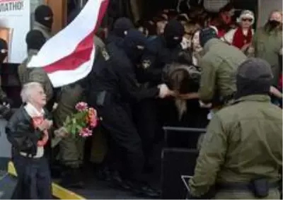 - Belarus'ta kadınlar Devlet Başkanı Lukaşenko'yu protesto etti- Protestoların simgelerinden 73... - Belarus'ta kadınlar Devlet Başkanı Lukaşenko'yu protesto etti- Protestoların simgelerinden 73...