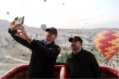 Belediye Başkanı Arı, Eski Bakan Kürşat Tüzmen ile balon turuna katıldı Belediye Başkanı Arı, Eski Bakan Kürşat Tüzmen ile balon turuna katıldı
