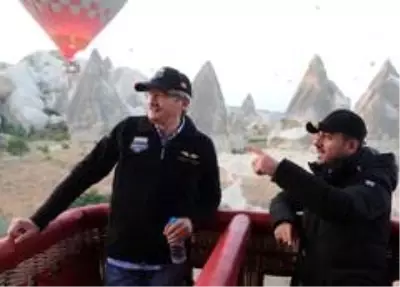 Belediye Başkanı Arı, Eski Bakan Kürşat Tüzmen ile balon turuna katıldı Belediye Başkanı Arı, Eski Bakan Kürşat Tüzmen ile balon turuna katıldı