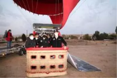 Belediye Başkanı Arı, Eski Bakan Kürşat Tüzmen ile balon turuna katıldı Belediye Başkanı Arı, Eski Bakan Kürşat Tüzmen ile balon turuna katıldı