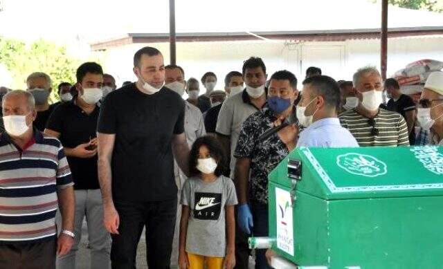 Belindeki yağ bezesini aldıran 2 çocuk annesi kadın hayatını kaybetti Belindeki yağ bezesini aldıran 2 çocuk annesi kadın hayatını kaybetti