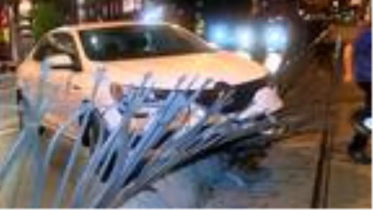 BEYOĞLU'NDA OTOMOBİL TRAMVAY KORKULUKLARINI DEVİRDİ 2 YARALI