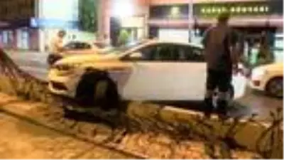 BEYOĞLU'NDA OTOMOBİL TRAMVAY KORKULUKLARINI DEVİRDİ 2 YARALI BEYOĞLU'NDA OTOMOBİL TRAMVAY KORKULUKLARINI DEVİRDİ 2 YARALI