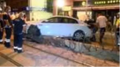 BEYOĞLU'NDA OTOMOBİL TRAMVAY KORKULUKLARINI DEVİRDİ 2 YARALI BEYOĞLU'NDA OTOMOBİL TRAMVAY KORKULUKLARINI DEVİRDİ 2 YARALI