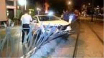 BEYOĞLU'NDA OTOMOBİL TRAMVAY KORKULUKLARINI DEVİRDİ 2 YARALI BEYOĞLU'NDA OTOMOBİL TRAMVAY KORKULUKLARINI DEVİRDİ 2 YARALI