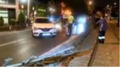 BEYOĞLU'NDA OTOMOBİL TRAMVAY KORKULUKLARINI DEVİRDİ 2 YARALI BEYOĞLU'NDA OTOMOBİL TRAMVAY KORKULUKLARINI DEVİRDİ 2 YARALI