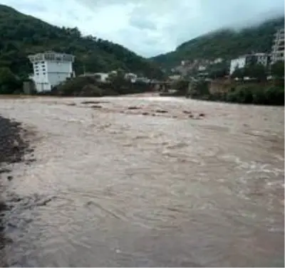 Sağanak yağış sonrası derelerde su seviyesi yükseldi, heyelan meydana geldi