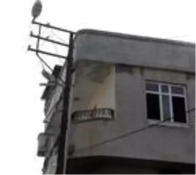 Direğe tırmanınca akıma kapılan kişi, öldü Direğe tırmanınca akıma kapılan kişi, öldü