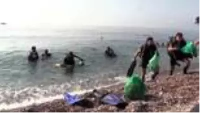 Dünyaca ünlü Konyaaltı Sahili'nde temizlik yapıldı Dünyaca ünlü Konyaaltı Sahili'nde temizlik yapıldı