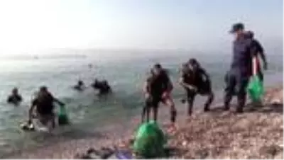 Dünyaca ünlü Konyaaltı Sahili'nde temizlik yapıldı Dünyaca ünlü Konyaaltı Sahili'nde temizlik yapıldı