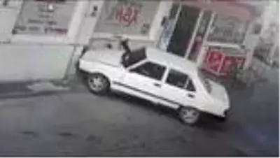 Ehliyeti olmayan sürücü tartıştığı petrol istasyonu çalışanına çarparak kaçtı Ehliyeti olmayan sürücü tartıştığı petrol istasyonu çalışanına çarparak kaçtı
