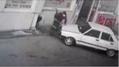 Ehliyeti olmayan sürücü tartıştığı petrol istasyonu çalışanına çarparak kaçtı Ehliyeti olmayan sürücü tartıştığı petrol istasyonu çalışanına çarparak kaçtı