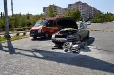 El freni çekilmeyen otomobil motosiklet ve otomobile çarptı El freni çekilmeyen otomobil motosiklet ve otomobile çarptı