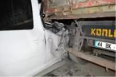 Elazığ'da hafif ticari araçlar çarpıştı: 2 yaralı Elazığ'da hafif ticari araçlar çarpıştı: 2 yaralı