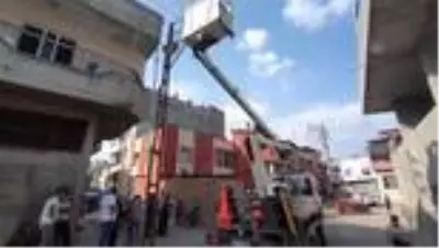 Elektrik direğine çıkan kişi akıma kapılarak ağır yaralandı Elektrik direğine çıkan kişi akıma kapılarak ağır yaralandı