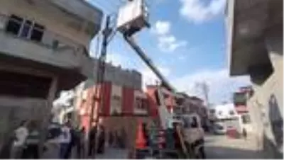 Elektrik direğine çıkan kişi akıma kapılarak ağır yaralandı Elektrik direğine çıkan kişi akıma kapılarak ağır yaralandı