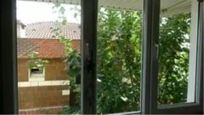 Ev sahibi ile göz göze gelen hırsız 2. kattan atlayarak kaçtı Ev sahibi ile göz göze gelen hırsız 2. kattan atlayarak kaçtı