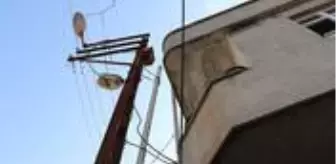 Kaçak Elektrik: Evine kaçak elektrik çekmek isterken elektrik çarptı, direkte asılı kaldı Kaçak Elektrik: Evine kaçak elektrik çekmek isterken elektrik çarptı, direkte asılı kaldı