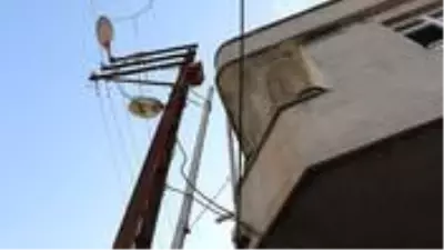 Evine kaçak elektrik çekmek isterken elektrik çarptı, direkte asılı kaldı Evine kaçak elektrik çekmek isterken elektrik çarptı, direkte asılı kaldı