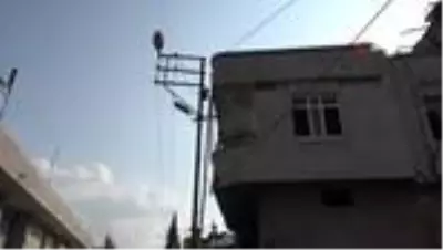 Evine kaçak elektrik çekmek isterken elektrik çarptı, direkte asılı kaldı Evine kaçak elektrik çekmek isterken elektrik çarptı, direkte asılı kaldı