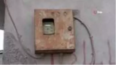 Evine kaçak elektrik çekmek isterken elektrik çarptı, direkte asılı kaldı Evine kaçak elektrik çekmek isterken elektrik çarptı, direkte asılı kaldı