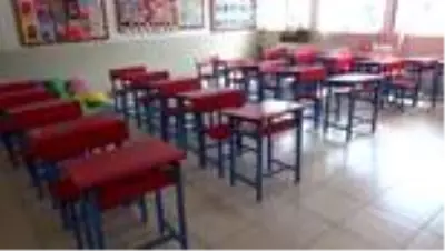 Fedakar öğretmenler fırçayı eline aldı köy okulunu boyadı Fedakar öğretmenler fırçayı eline aldı köy okulunu boyadı
