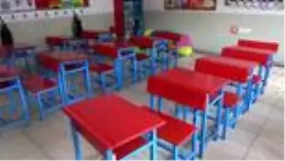 Fedakar öğretmenler fırçayı eline aldı köy okulunu boyadı Fedakar öğretmenler fırçayı eline aldı köy okulunu boyadı