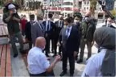 Gaziler Günü'nde konuşma yaparken heyecanlanıp yere yığıldı Gaziler Günü'nde konuşma yaparken heyecanlanıp yere yığıldı