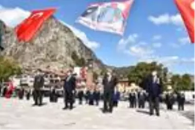 Gaziler Günü'nde konuşma yaparken heyecanlanıp yere yığıldı Gaziler Günü'nde konuşma yaparken heyecanlanıp yere yığıldı