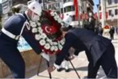 Gaziler Günü'nde konuşma yaparken heyecanlanıp yere yığıldı Gaziler Günü'nde konuşma yaparken heyecanlanıp yere yığıldı
