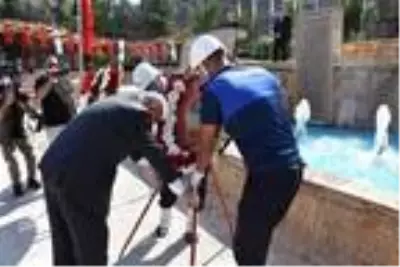 Gaziler Günü'nde konuşma yaparken heyecanlanıp yere yığıldı Gaziler Günü'nde konuşma yaparken heyecanlanıp yere yığıldı