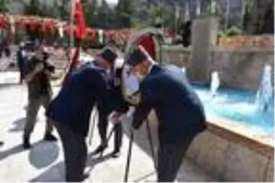 Gaziler Günü'nde konuşma yaparken heyecanlanıp yere yığıldı Gaziler Günü'nde konuşma yaparken heyecanlanıp yere yığıldı
