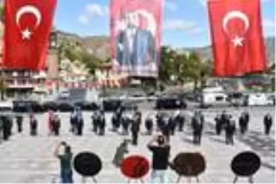 Gaziler Günü'nde konuşma yaparken heyecanlanıp yere yığıldı Gaziler Günü'nde konuşma yaparken heyecanlanıp yere yığıldı