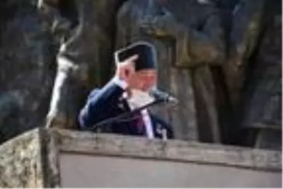 Gaziler Günü'nde konuşma yaparken heyecanlanıp yere yığıldı Gaziler Günü'nde konuşma yaparken heyecanlanıp yere yığıldı