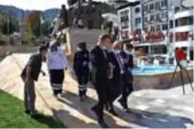 Gaziler Günü'nde konuşma yaparken heyecanlanıp yere yığıldı Gaziler Günü'nde konuşma yaparken heyecanlanıp yere yığıldı