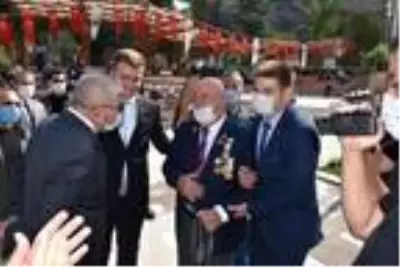 Gaziler Günü'nde konuşma yaparken heyecanlanıp yere yığıldı Gaziler Günü'nde konuşma yaparken heyecanlanıp yere yığıldı