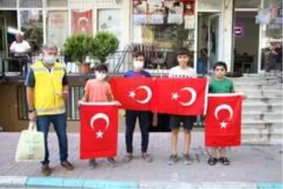 Gaziler Günü'nde vatandaşlara bayrak dağıtıldı Gaziler Günü'nde vatandaşlara bayrak dağıtıldı