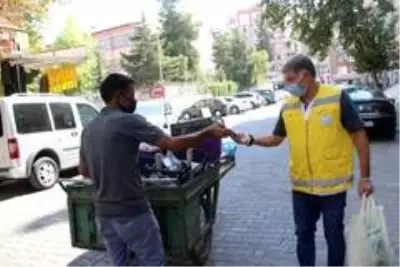 Gaziler Günü'nde vatandaşlara bayrak dağıtıldı Gaziler Günü'nde vatandaşlara bayrak dağıtıldı