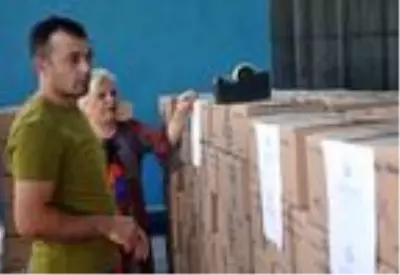 Gümüşhane'den ilk teneffüste öğrencilere 'pestil' ikramı Gümüşhane'den ilk teneffüste öğrencilere 'pestil' ikramı