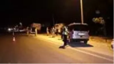 Hafif ticari araç park halindeki tıra çarptı: 1 yaralı Hafif ticari araç park halindeki tıra çarptı: 1 yaralı
