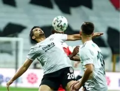 İlk yarı Beşiktaş'ın 1-0 üstünlüğüyle bitti İlk yarı Beşiktaş'ın 1-0 üstünlüğüyle bitti
