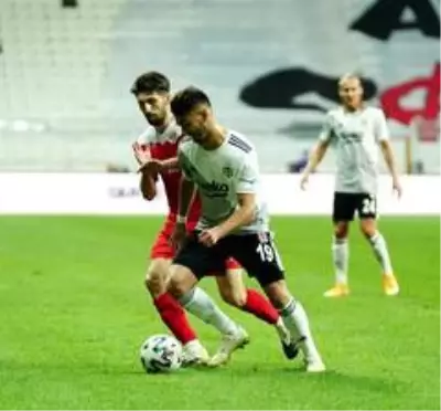 İlk yarı Beşiktaş'ın 1-0 üstünlüğüyle bitti İlk yarı Beşiktaş'ın 1-0 üstünlüğüyle bitti