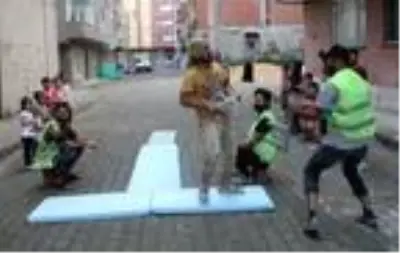 İnşaat malzemeleriyle defile yapan işçilere oyunculuk teklifi İnşaat malzemeleriyle defile yapan işçilere oyunculuk teklifi