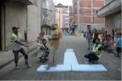 Yaptıkları defileyle fenomen olan inşaat işçilerine oyunculuk teklifleri yağıyor