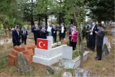 Kore gazisi Refik Özberber mezarı başında anıldı Kore gazisi Refik Özberber mezarı başında anıldı