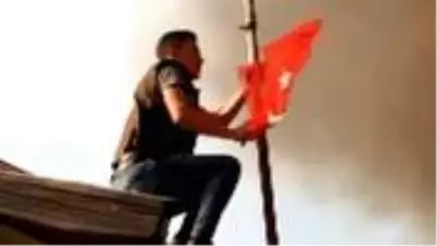 Köyü yanan vatandaşlar Türk bayrağını alevlere teslim etmedi Köyü yanan vatandaşlar Türk bayrağını alevlere teslim etmedi