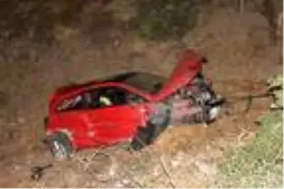 LASTİĞİ PATLAYAN OTOMOBİL 50 METRELİK ŞARAMPOLE UÇTU LASTİĞİ PATLAYAN OTOMOBİL 50 METRELİK ŞARAMPOLE UÇTU