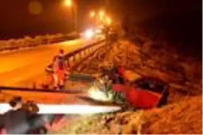 LASTİĞİ PATLAYAN OTOMOBİL 50 METRELİK ŞARAMPOLE UÇTU LASTİĞİ PATLAYAN OTOMOBİL 50 METRELİK ŞARAMPOLE UÇTU